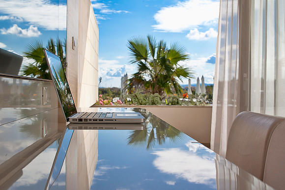 Deluxe Room Sharing Pool