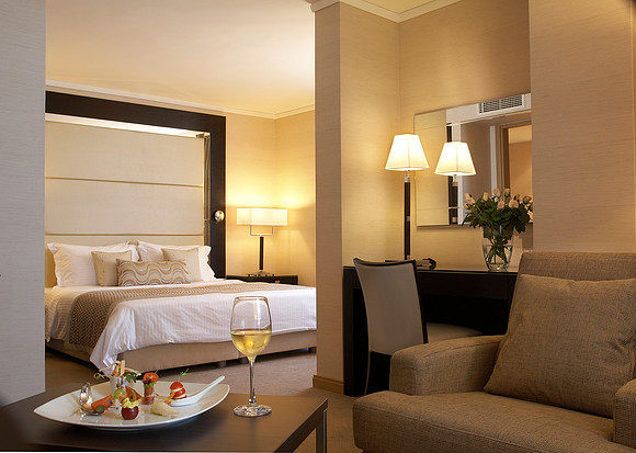EXECUTIVE SUITE DINING