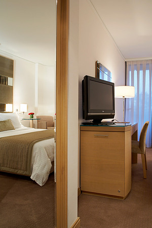 DELUXE ROOM THROUGH MIRROR