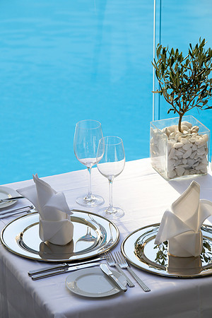 POOLSIDE TABLE SET-UP