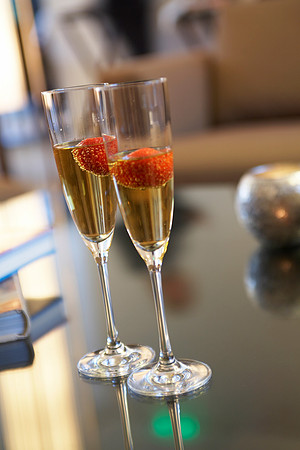 CHAMPAGNE W STRAWBERRIES 2