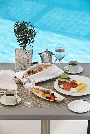 POOLSIDE BREAKFAST