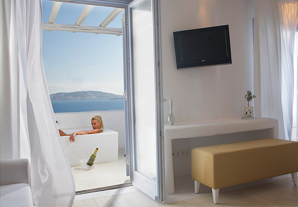 Executive suite with outdoor Jacuzzi