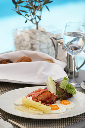 BREAKFAST CLOSE-UP