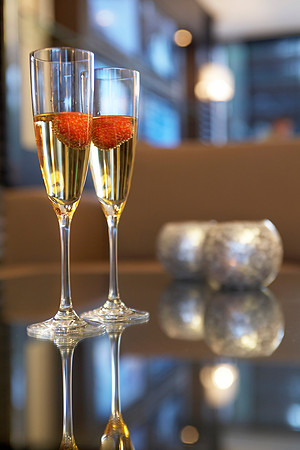 CHAMPAGNE W STRAWBERRIES 1